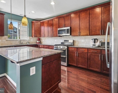 8132 Villaggio Drive - Photo Thumbnail 3