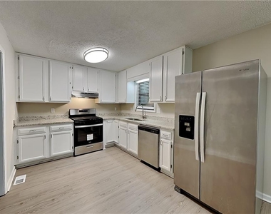 241 Fox Ridge Court - Photo Thumbnail 4