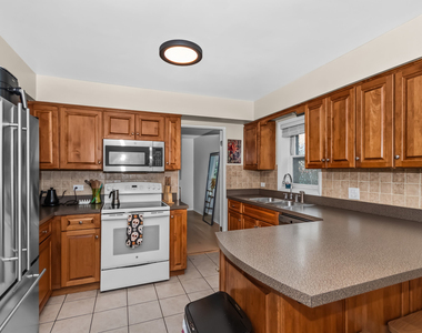 930 Hinman Avenue - Photo Thumbnail 5