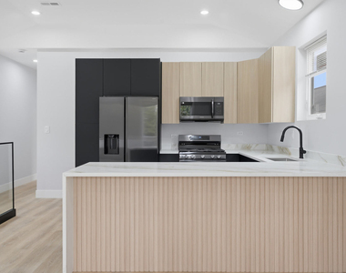 2307 S Marshall Boulevard - Photo Thumbnail 5