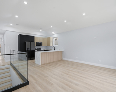 2307 S Marshall Boulevard - Photo Thumbnail 7