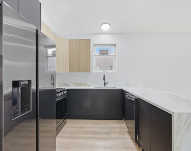 2307 S Marshall Boulevard - Photo Thumbnail 4