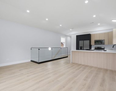 2307 S Marshall Boulevard - Photo Thumbnail 6