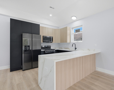 2307 S Marshall Boulevard - Photo Thumbnail 3