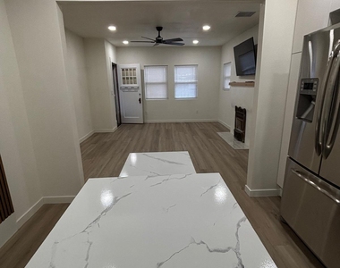 3607 Tularosa Avenue - Photo Thumbnail 9