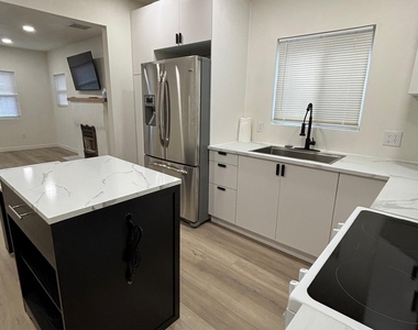 3607 Tularosa Avenue - Photo Thumbnail 7