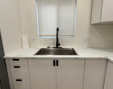 3607 Tularosa Avenue - Photo Thumbnail 10