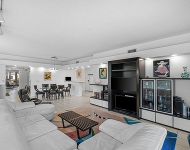 5233 Lake Catalina Drive N - Photo Thumbnail 12