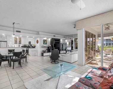 5233 Lake Catalina Drive N - Photo Thumbnail 7