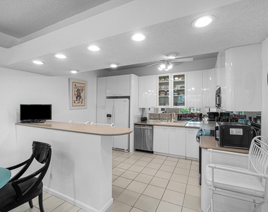 5233 Lake Catalina Drive N - Photo Thumbnail 14