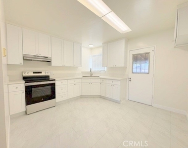 1437 W F Street - Photo Thumbnail 6