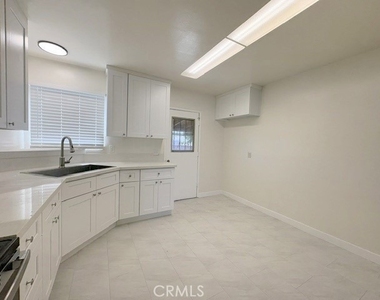 1437 W F Street - Photo Thumbnail 7