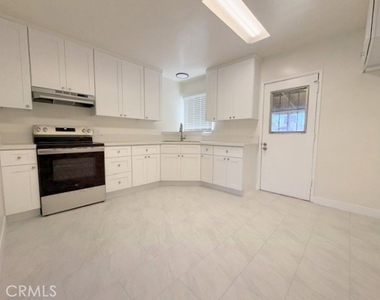1437 W F Street - Photo Thumbnail 3