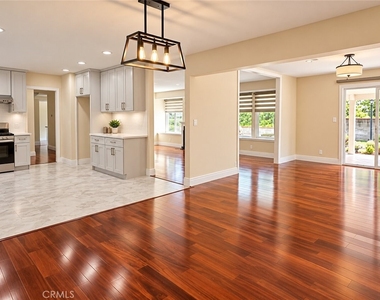 2920 Leopold Ave - Photo Thumbnail 2