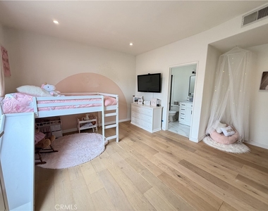 4970 Kester Avenue - Photo Thumbnail 11