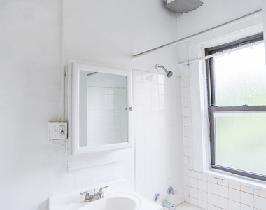 7455 N Greenview Avenue - Photo Thumbnail 5