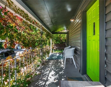 184 Savannah Street Se - Photo Thumbnail 5