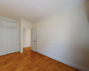 East 78th St & York Ave - Photo Thumbnail 4