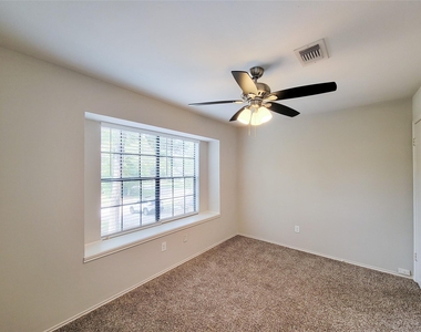 80 Fallenstone Drive - Photo Thumbnail 9