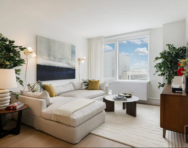 West 206th Street - Photo Thumbnail 4