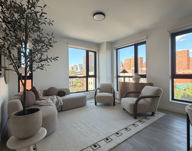 E 110th St - Photo Thumbnail 7