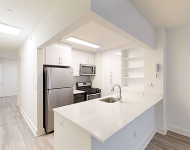 10 Hanover Square - Photo Thumbnail 1