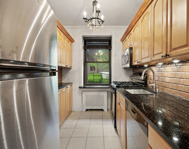 76-9 Ditmars Boulevard - Photo Thumbnail 5