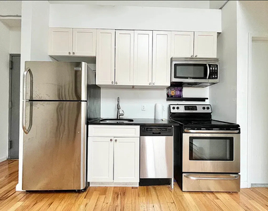324 Melrose Street - Photo Thumbnail 6