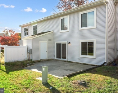 352 Hawthorne Street - Photo Thumbnail 2