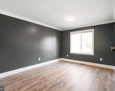 352 Hawthorne Street - Photo Thumbnail 7