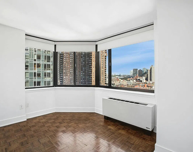 West 42nd Street - Photo Thumbnail 2