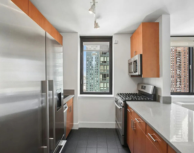 West 42nd Street - Photo Thumbnail 5