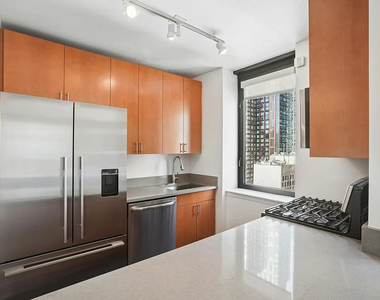 West 42nd Street - Photo Thumbnail 3