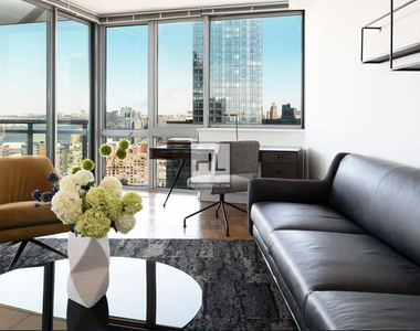 West 37th Street - Photo Thumbnail 1