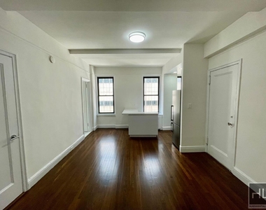 East 46 Street - Photo Thumbnail 6