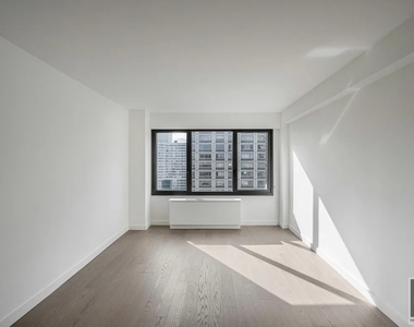 East 72nd Street - Photo Thumbnail 6