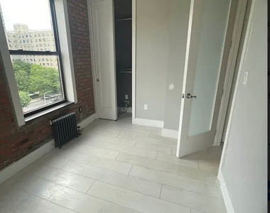 West 52 Street - Photo Thumbnail 3