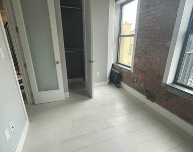 West 52 Street - Photo Thumbnail 2