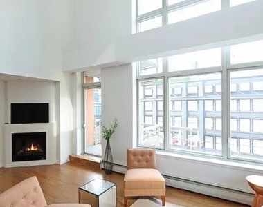 East 59 Street - Photo Thumbnail 4