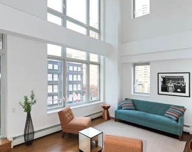East 59 Street - Photo Thumbnail 3