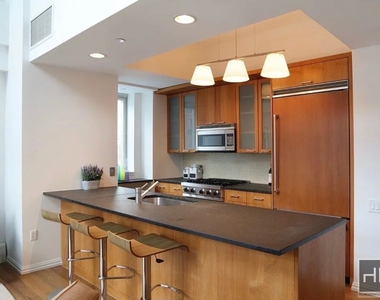 East 59 Street - Photo Thumbnail 2