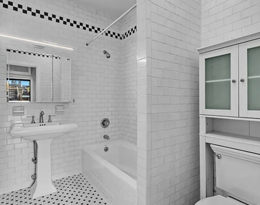 East 31 Street - Photo Thumbnail 6