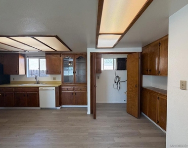 2577 Buena Vista Ave - Photo Thumbnail 5
