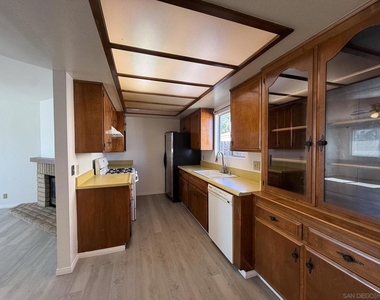 2577 Buena Vista Ave - Photo Thumbnail 6