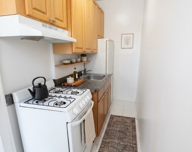 West 187th Street - Photo Thumbnail 4