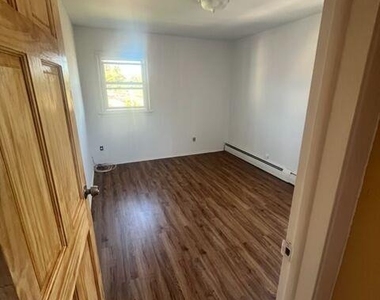 102-11 158 Avenue - Photo Thumbnail 5