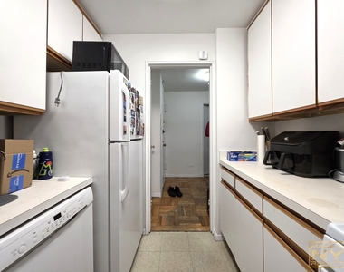 320 W 30th Street - Photo Thumbnail 3