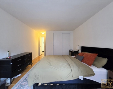 320 W 30th Street - Photo Thumbnail 5