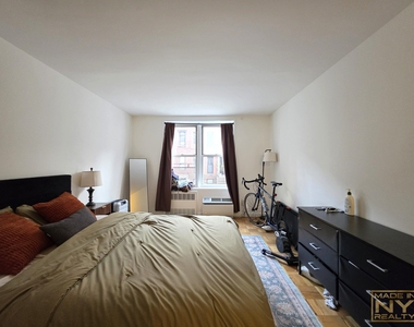 320 W 30th Street - Photo Thumbnail 4