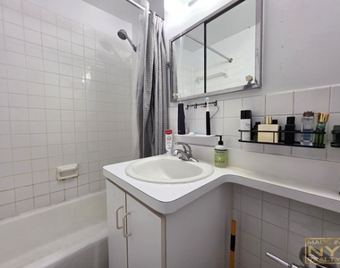 320 W 30th Street - Photo Thumbnail 6